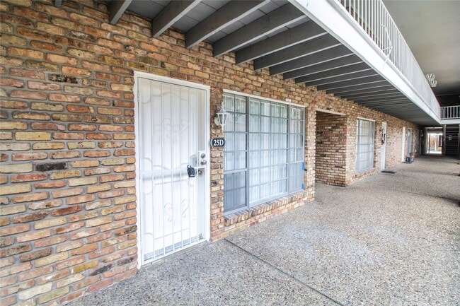 Building Photo - 2121 Fountain View Dr