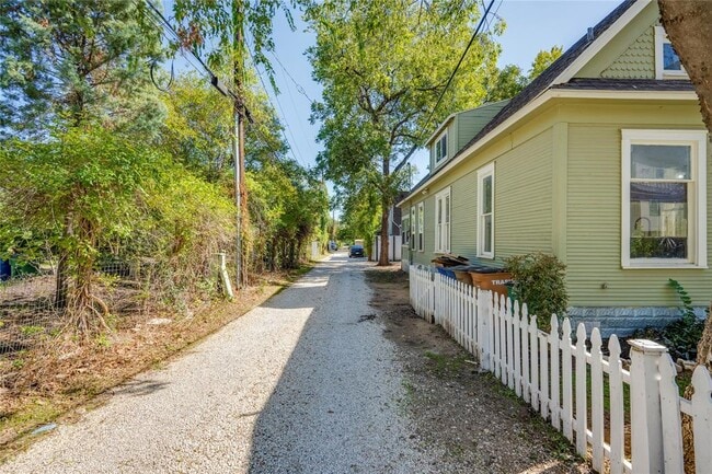 Building Photo - 81 San Marcos St