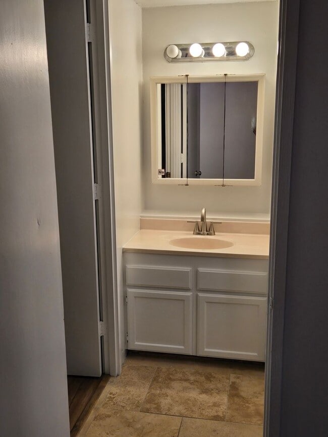 Building Photo - Upgraded 1 Bedroom, 1 Bath, 1 Parking, Con...