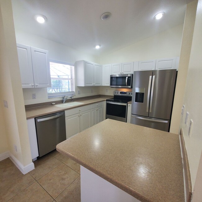 Building Photo - Your Florida Oasis Awaits