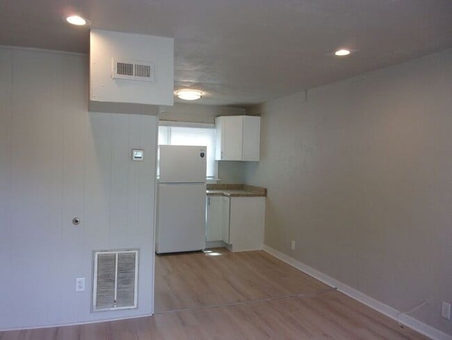 Building Photo - 2 Bedroom 1 Bath Townhome Minutes to Uptow...
