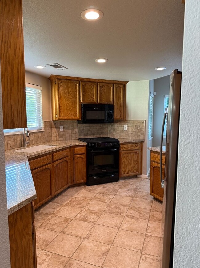 Building Photo - Charming 2-bedroom, 2-bathroom home locate...