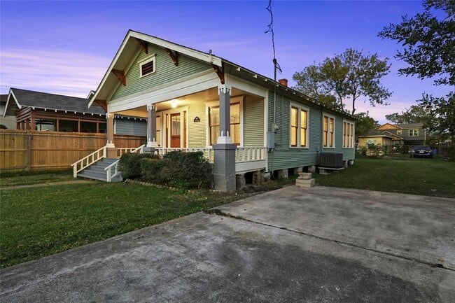 Building Photo - 1416 Featherstone St