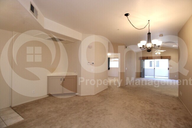 Building Photo - 8653 E Royal Palm Rd