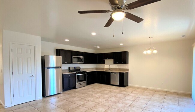 Building Photo - 9501 E Magma Dr