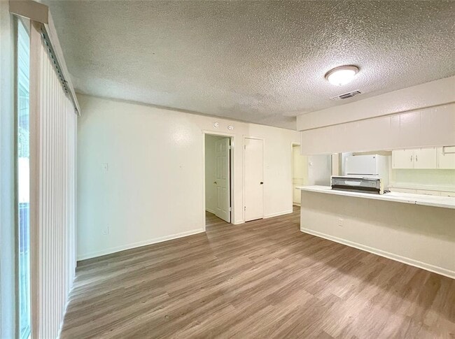 Building Photo - 904 N Meadows Dr