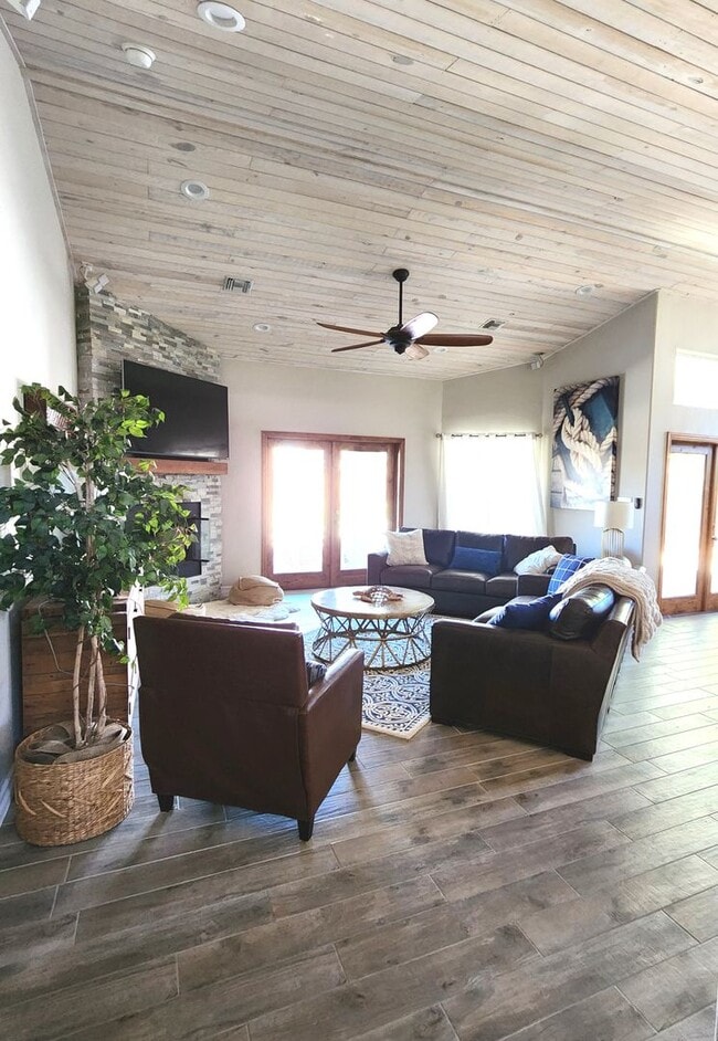 Building Photo - Amazing Fully Furnished Rental with Pool & Spa