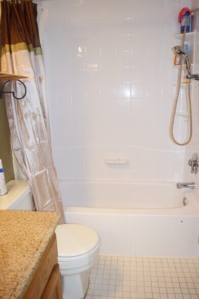 Building Photo - 9745 Lake Shore Dr