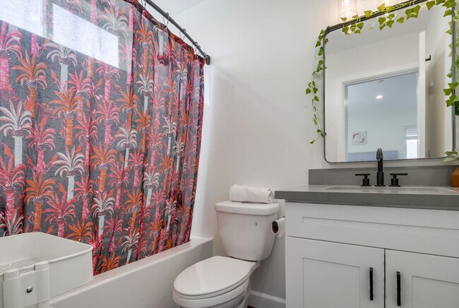 Building Photo - 721 E 22nd St