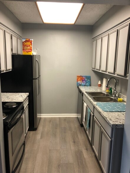 Kitchen - 911 Camelot Dr