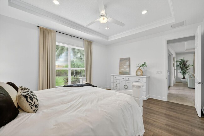 Building Photo - 9624 SW Royal Poinciana Dr