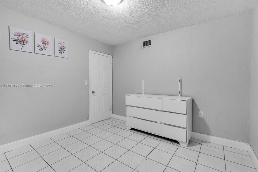 Building Photo - 10000 NW 80th Ct