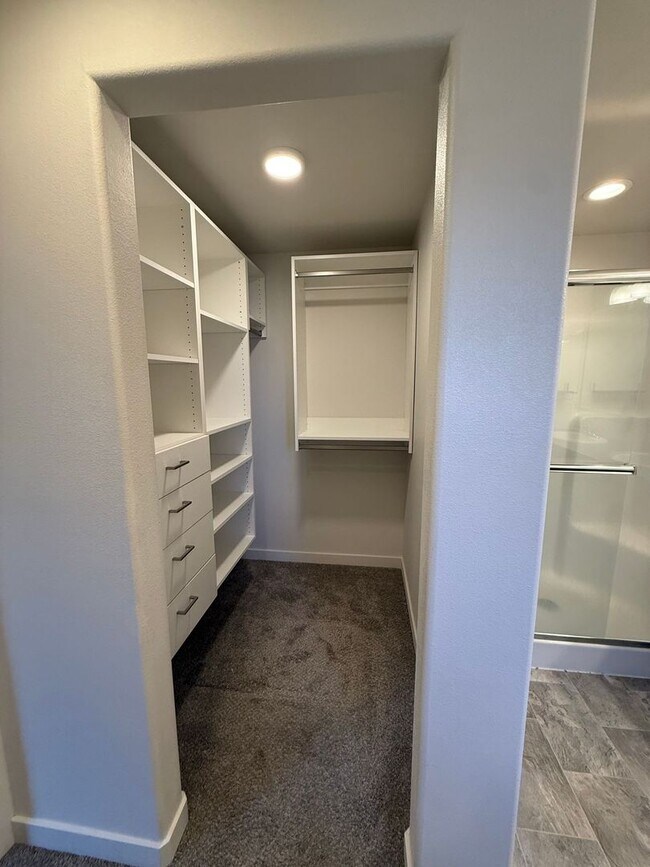 Building Photo - 3 Bedroom / 2 Bathroom in NW Redmond OR
