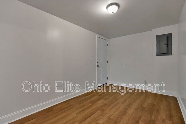 Building Photo - 85 1/2 S Wheatland Ave