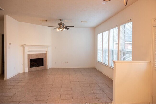 Building Photo - 102 N Queenscliff Cir