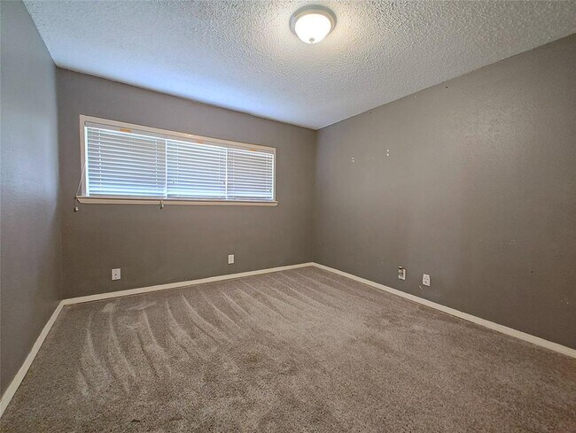 Building Photo - 5636 Birchmont Dr