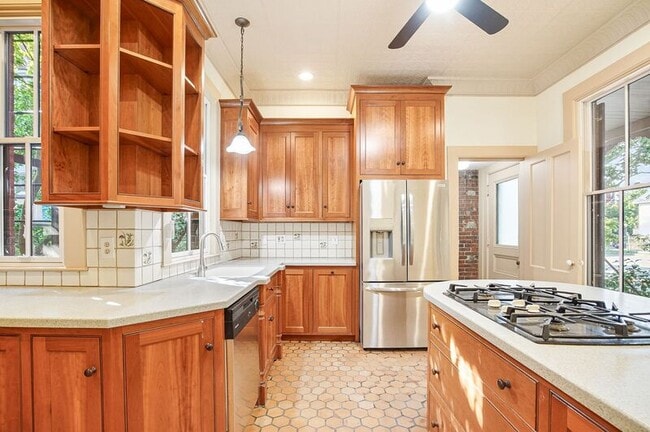 Building Photo - 52 Mattoon St
