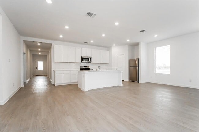 Building Photo - 1908 Ponderosa Pne Ln