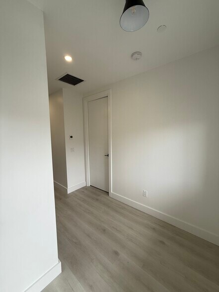 Building Photo - 426 SE 12th Ct
