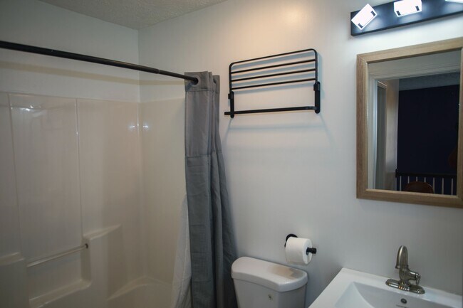 Building Photo - 665 Lakeside Cir