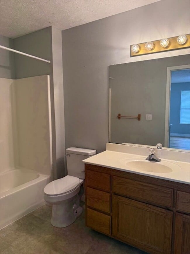 Building Photo - Remodeled Duplex in Ozark!