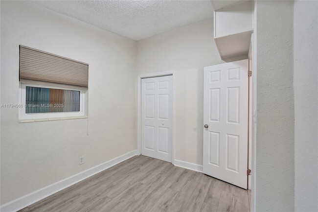 Building Photo - 4928 SW 24th Ave