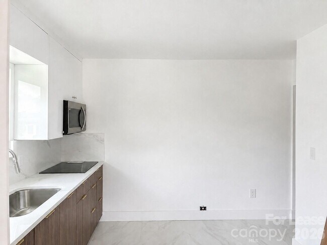 Building Photo - 405 Orange St
