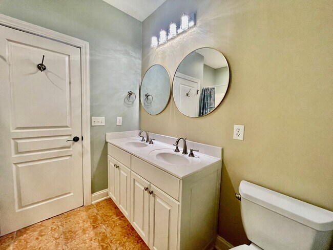 Building Photo - 3 Bedroom 2.5 Bath in the Vista