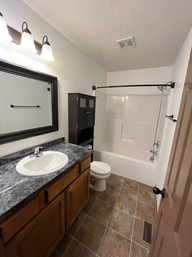 Building Photo - 8020 Renatta Dr 5bed/3bath