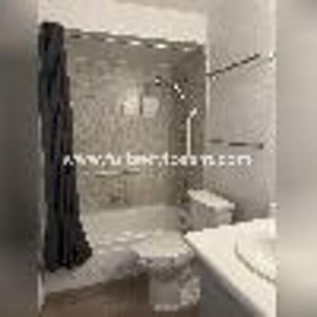 Building Photo - Sweet Seatac 2 BD Top Floor Condo+Parking!