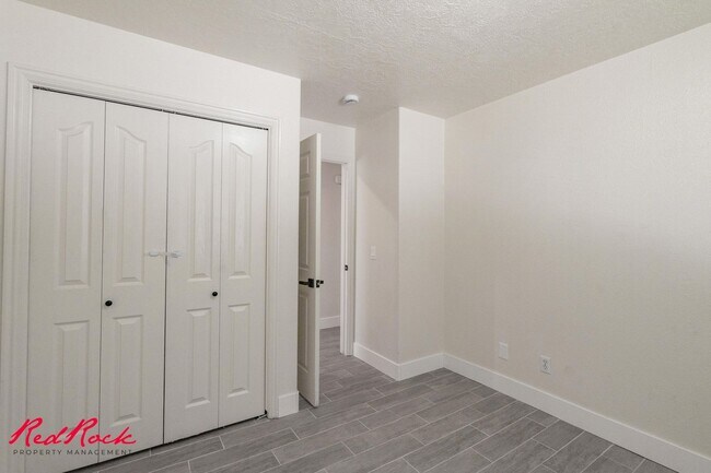 Building Photo - Small Dog Friendly! 3 Bedroom Single-Level...