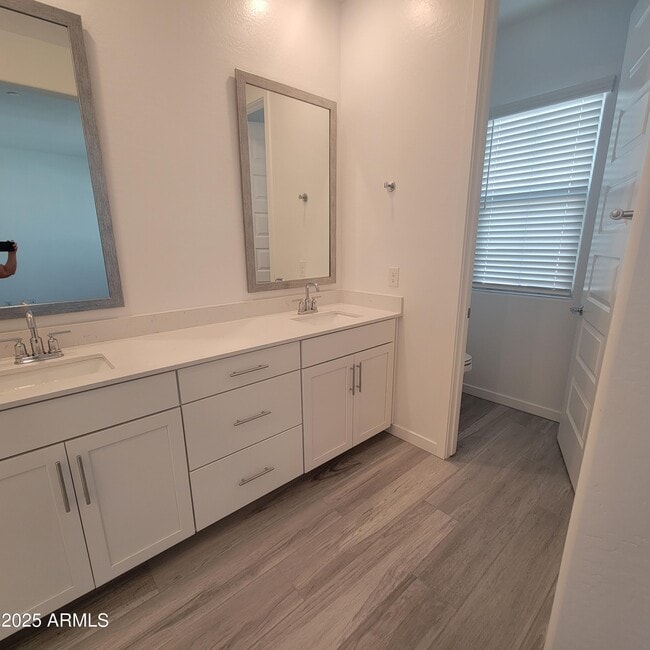 Building Photo - 4077 S Sabrina Dr