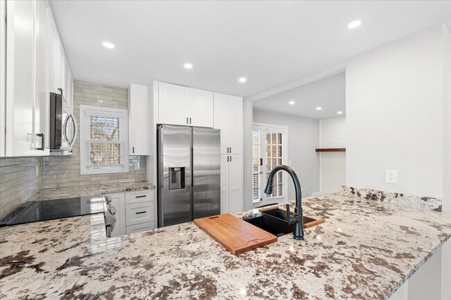 Building Photo - 541 N White St