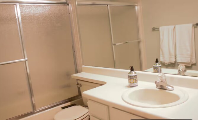 Upstairs Bathroom - 9853 Salford Ln