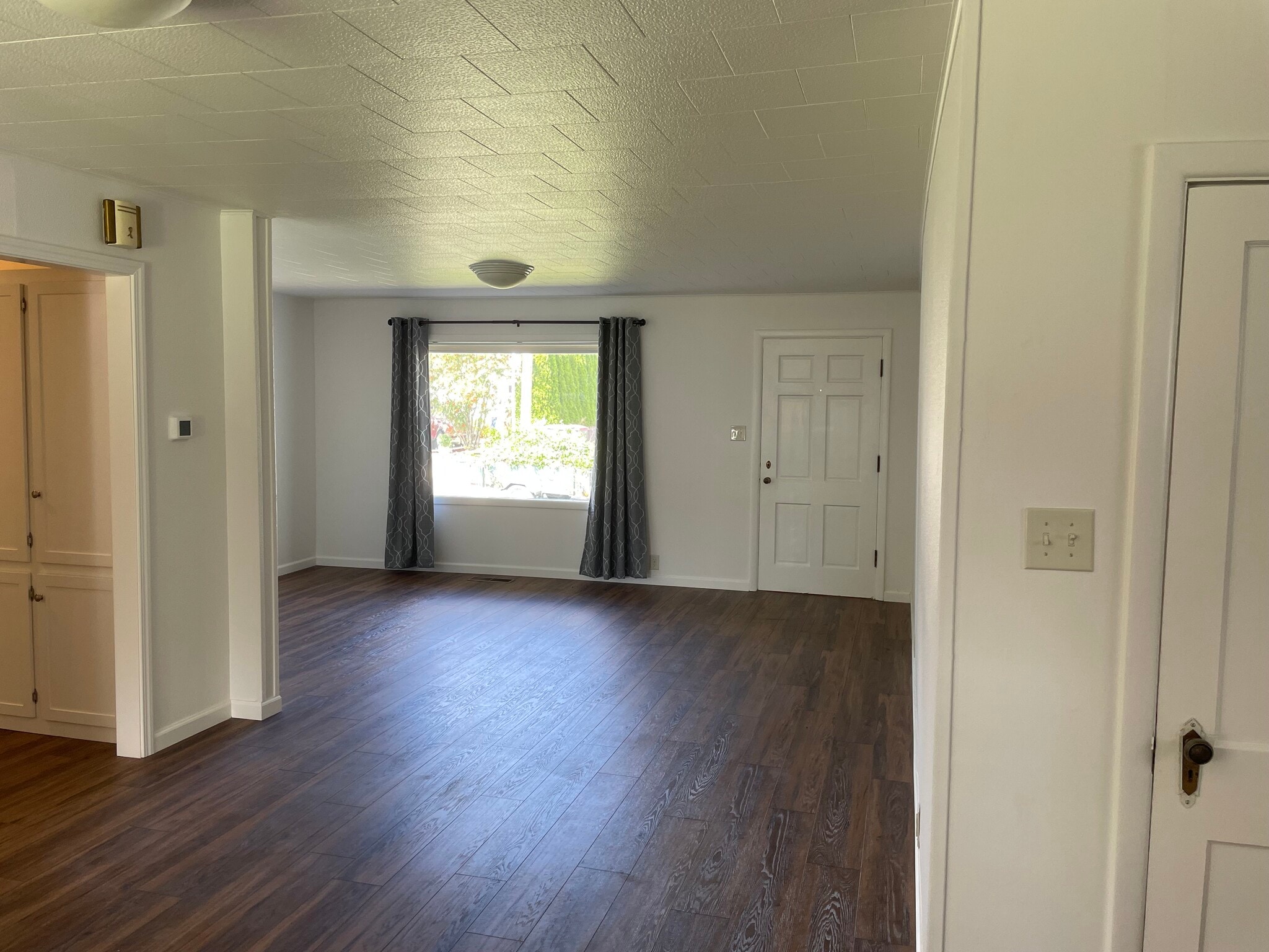 living room - 818 NE 13th St