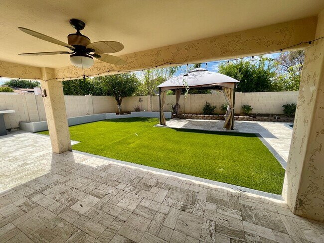 Building Photo - Stunning 4 Bedroom/2.5 Bath Home In Phoeni...