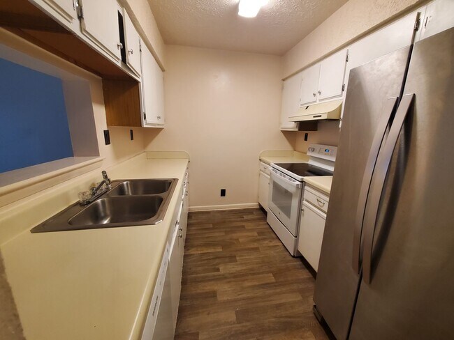 Building Photo - Nice 2 bedroom town home