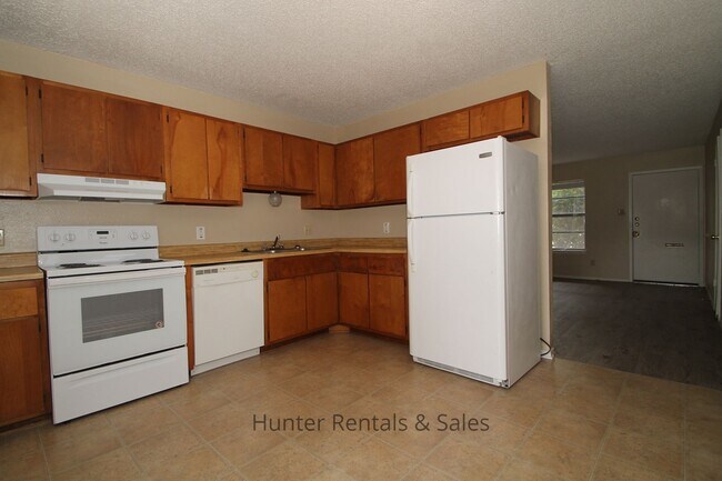 Building Photo - 1604 Cedarhill Dr