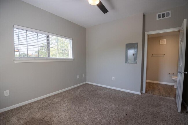 Building Photo - 2320 Gracy Farms Ln