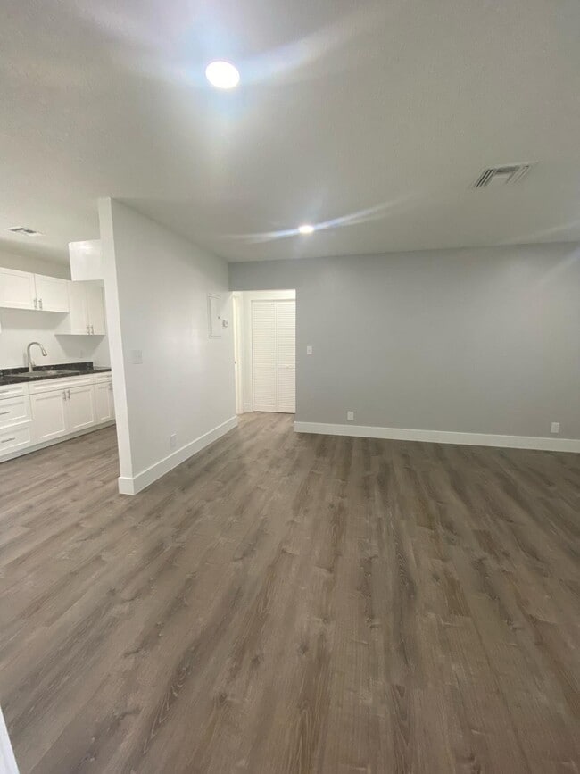 Building Photo - La Siesta Apartments I LLC