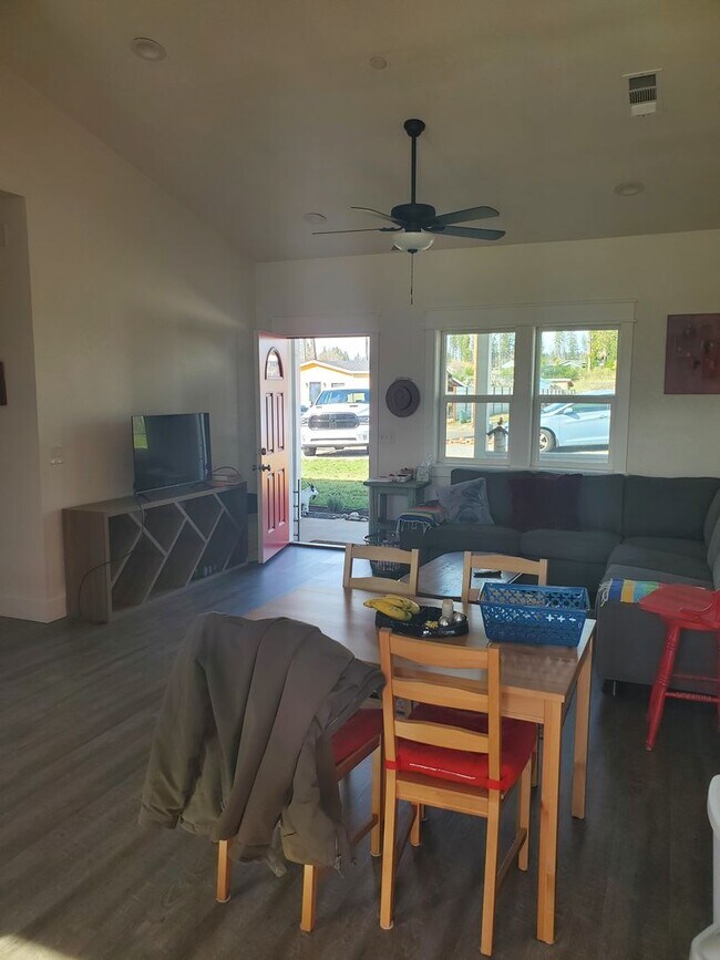 Building Photo - Fully Furnished cozy two-bedroom house