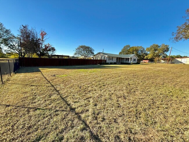 Building Photo - 284 CR 202 E