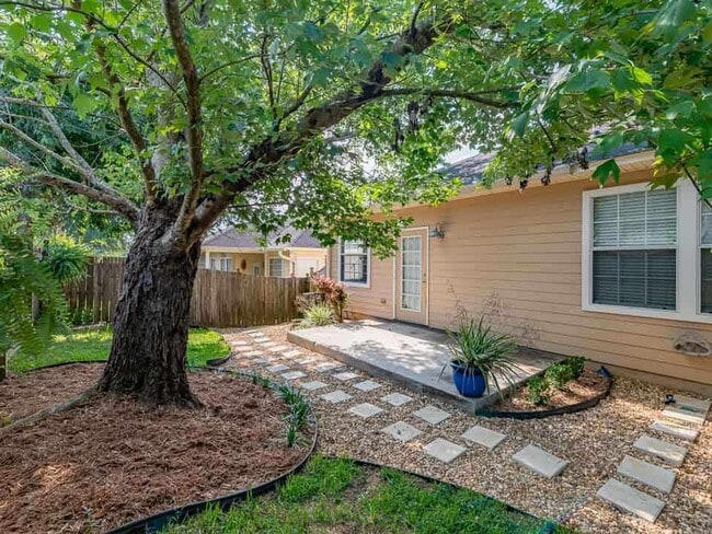 Building Photo - Beautiful 3 bedroom town home for rent Aug...
