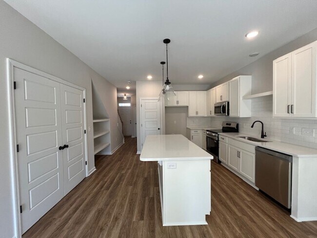 Building Photo - Discover this modern townhouse in Winnabow, NC,