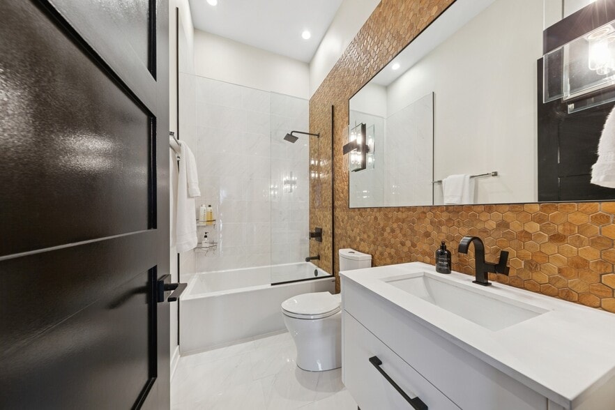 Building Photo - 2756 N Magnolia Ave