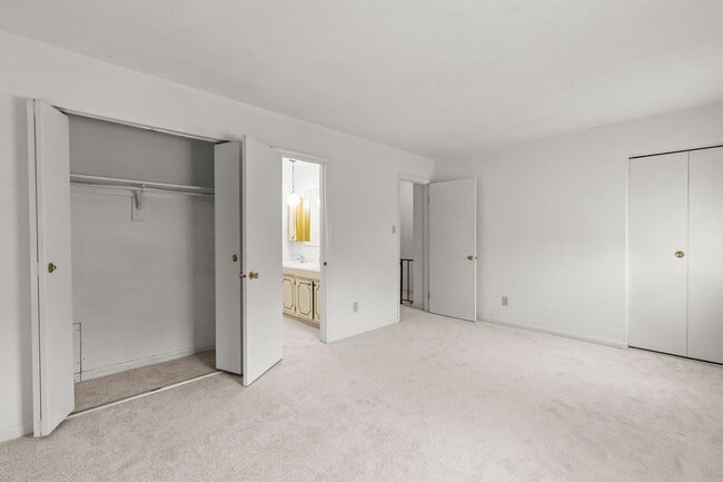 Building Photo - Townhouse for Rent in Virginia Beach!