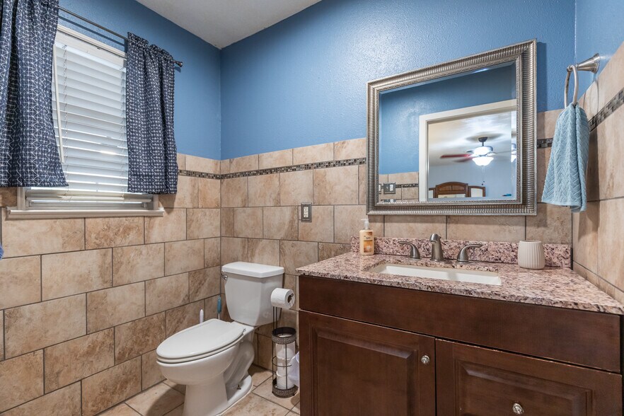 Building Photo - 1802 Glendale Dr