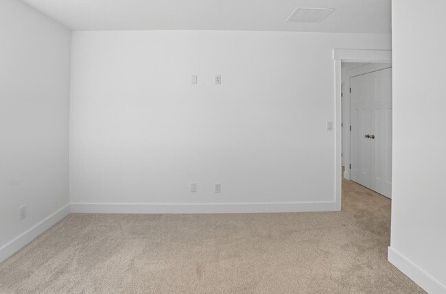 Building Photo - 225 265