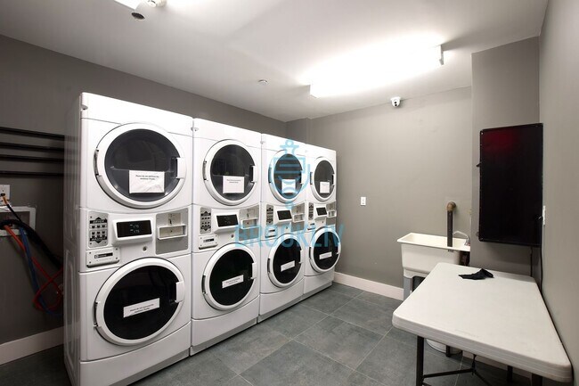 Building Photo - 62 E 21st St