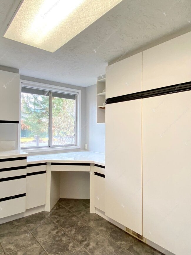 Building Photo - Mid-Century Modern Courtyard Gem in the Old Farm District